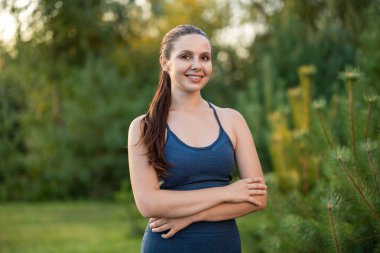Yoga dersinden sonra. Uzun saçlı, güzel gülümseyen ve mutlu görünen genç bir kadın.