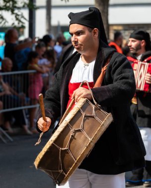Nuoro, Sardinya, İtalya - 27 Ağustos 2023: Sardunya 'nın geleneksel kostümleri geçit töreninde akordeonlu müzisyen 27 Ağustos 2023' te Sardinya 'nın Nuoro kentinde düzenlenen Kurtuluş Bayramı kutlamasında.