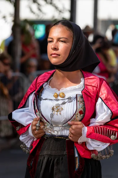 ヌーロ サルデーニャ イタリア 2018年8月26日 サルデーニャ サルデーニャのヌーロで 2018年8月26日の贖いの饗宴でサルデーニャの伝統衣装のパレード中に古代のドレスでパレードする美しい若い女性 — ストック写真