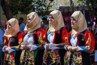 Nuoro, Sardinya, İtalya - 27 Ağustos 2023: Sardunya 'nın geleneksel kostümleri 27 Ağustos 2023' te Nuoro, Sardinya 'da düzenlenen Kurtuluş Bayramı kutlamaları vesilesiyle.