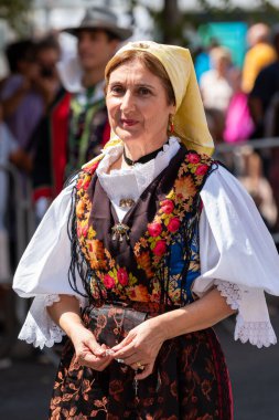 Nuoro, Sardinya, İtalya - 27 Ağustos 2023: Sardunya 'nın geleneksel kostümleri 27 Ağustos 2023' te Nuoro, Sardinya 'da düzenlenen Kurtuluş Bayramı kutlamaları vesilesiyle.