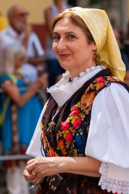 Nuoro, Sardinya, İtalya - 27 Ağustos 2023: Sardunya 'nın geleneksel kostümleri 27 Ağustos 2023' te Nuoro, Sardinya 'da düzenlenen Kurtuluş Bayramı kutlamaları vesilesiyle.
