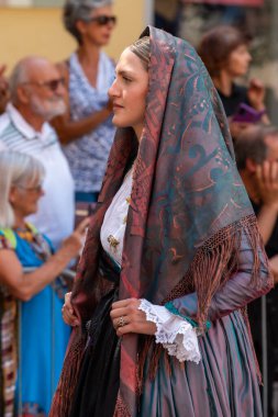 Nuoro, Sardinya, İtalya - 27 Ağustos 2023: Sardunya 'nın geleneksel kostümleri 27 Ağustos 2023' te Nuoro, Sardinya 'da düzenlenen Kurtuluş Bayramı kutlamaları vesilesiyle.