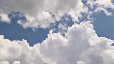 Hızlı hareket eden bulutlar ile baharda güzel bir mavi gökyüzü genel bakış. El değmemiş doğa. Görüntü.