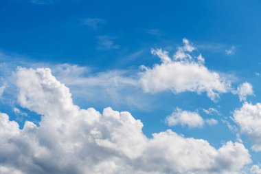 Bir sonbahar öğleden sonrasında bulutlu güzel mavi bir gökyüzünün manzarası. Bozulmamış doğa. Sardunya, İtalya.