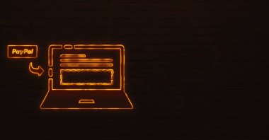 PayPal kullanıcıların diğer PayPal kullanıcılarına e-posta adresleri veya cep telefonu numaraları yoluyla para göndermelerini sağlar