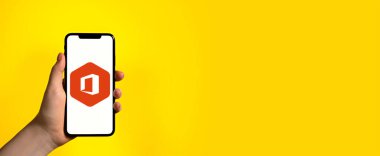 Akıllı telefon ekranında Microsoft ofis simgesi
