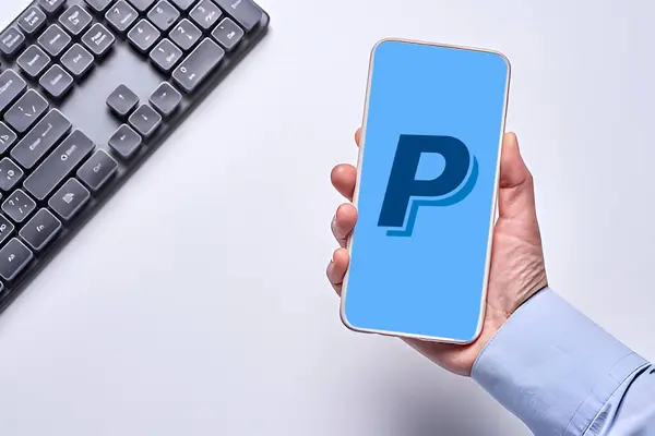 PayPal, bireylere ve şirketlere internet üzerinden güvenli bir şekilde ödeme yapma ve alma olanağı sağlayan yaygın olarak kullanılan bir çevrimiçi ödeme platformudur.