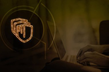 Hassas bilgileri özellikle bulut yedeklemeleri için yetkisiz erişimden korumak için hem durağan hem de transit veri şifrele