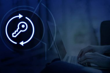 Çalışanlar gittiğinde erişimin otomatik olarak kesilmesi, eski çalışanların hassas bilgilere erişimini engelleyerek güvenlik ihlali riskini azaltır