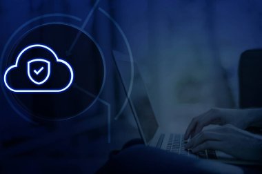  AWS Muhafız Görevi, Azure Security Center ve Google Cloud Security Command Center (SCC) gibi bulut kökenli araçlar, gerçek zamanlı olarak şüpheli faaliyetlerin tanımlanmasına yardımcı olan yerleşik tehdit algılama yetenekleri sağlar.