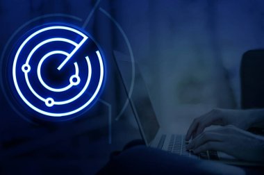 İç tehditleri tespit etmek, içerideki çalışanlar (çalışanlar, yükleniciler veya hassas verilere erişimi olan ortaklar) kasıtlı veya kasıtsız olarak zarar verebildikleri için siber güvenliğin kritik bir parçasıdır.