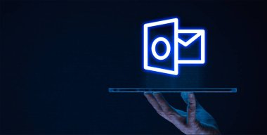 Microsoft Outlook bir kişisel bilgi yöneticisidir ve e-posta, takvim, görev yöneticisi, iletişim yöneticisi ve diğer özellikleri içerir.