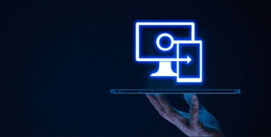 Microsoft Intune, mobil aygıtlar üzerindeki aygıtları, uygulamaları veya verileri yönetme yeteneğine sahip bir programdır.