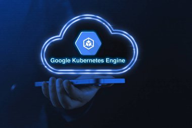 Azure Kubernetes Service (AKS) ve Google Kubernetes Engine (GKE) sırasıyla Microsoft ve Google Cloud tarafından yönetilen Kubernetes servisidir.