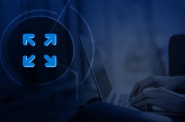 Ölçekte işlem işlemi, yüksek performanslı, güvenilir ve verimli bir şekilde aynı anda çok sayıda işlemi idare edebilme becerisi anlamına gelir