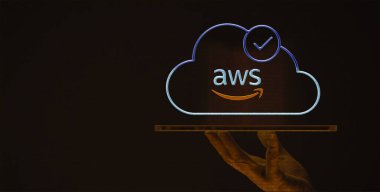 Hesaplarınızın AWS Organizasyonları kullanılarak düzenlenmesi merkezi yönetime, konsolide faturalandırmaya ve birden fazla hesaba politikalar uygulamasına olanak tanır.
