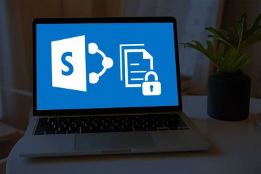 SharePoint 'te parola politikaları belirlemek güvenliği sağlamak ve hassas verileri korumak için çok önemlidir