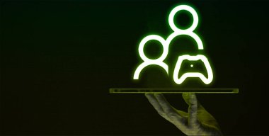 Xbox 'ın çevrimiçi çoklu oyuncu özelliği oyuncuların gerçek zamanlı olarak birbirlerine bağlanıp oynamalarına olanak sağlıyor, çeşitli türlerde kusursuz bir oyun deneyimi sunuyor, atıcılarda işbirliği görevlerinden rekabetçilere kadar