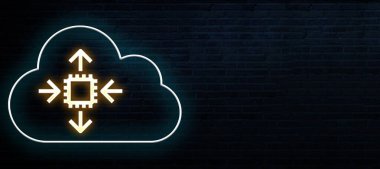 Amazon EC2 Otomatik Ölçekleme, uygulamalarınızdaki Amazon EC2 örneklerinin sayısını otomatik olarak ayarlayan ve her zaman kullanılabilir hesaplama kapasitesine sahip olduğunuzdan emin olan bir servistir