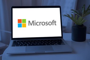 Microsoft yazılım, donanım ve dijital hizmetleriyle tanınan bir teknoloji devi.
