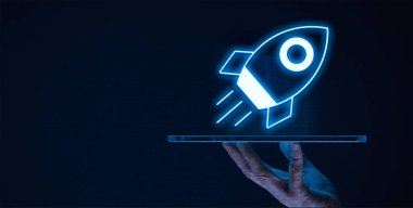 Yazılım ve sistemler bağlamında yüksek performans, bir sistemin, uygulamanın veya donanımın görevleri hızlı, verimli ve güvenilir bir şekilde yerine getirebilme yeteneğine karşılık gelir.