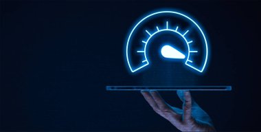 Kullanıcı deneyimi, ölçeklenebilirliği ve genel sistem güvenilirliğini doğrudan etkilediği için, sunucu tarafındaki web API ve uygulamalarında yüksek performans çok önemlidir.