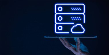 SD-WAN teknolojisi, örgütlerin merkezileştirilmiş kontrol ve akıllı yönlendirme yoluyla ağlarını daha verimli bir şekilde yönetmesine olanak sağlayarak geleneksel isteklerde devrim yaratıyor.