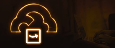 Amazon Elastik Konteynır Servisi (ECS), geliştiricilerin AWS 'deki konteynır uygulamalarını kolayca yönetebilmelerini ve ölçeklendirmelerini sağlayan, yüksek performans ve güvenilirlik sağlayan tam olarak yönetilen bir konteynır orkestrasyon servisidir.