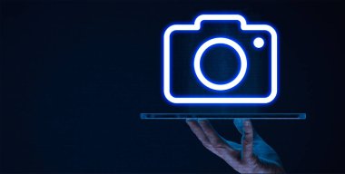 GPS (Küresel Konumlandırma Sistemi) konumu, akıllı telefon, araç veya diğer GPS destekli ekipman gibi bir cihazın kesin coğrafi konumunu belirlemek için uydu teknolojisinin kullanımını ifade eder.