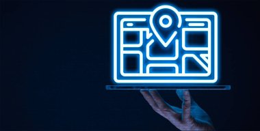 Coğrafi coğrafi bir sınır oluşturan, bir aygıt o sınıra girdiğinde veya çıktığında yazılımın bir tepkiyi tetiklemesine olanak sağlayan konum tabanlı bir hizmettir.