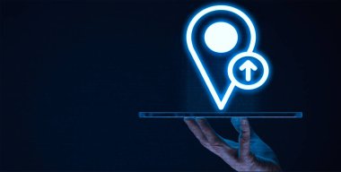 Canlı izleme, GPS veya diğer konum tabanlı teknolojiler kullanılarak bir kişinin, aracın veya varlığın gerçek zamanlı olarak izlenmesi anlamına gelir.