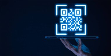 QR kodları pazarlama, ödemeler, ceza kesme ve diğer uygulamalarda yaygın olarak kullanılır.