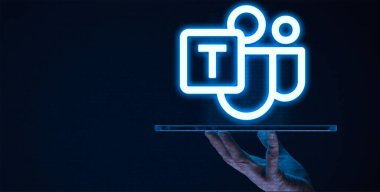 Microsoft Ekipleri, sohbet, video konferans, dosya paylaşımı ve uygulama entegrasyonunu tek bir çalışma alanına birleştiren bir işbirliği platformudur.