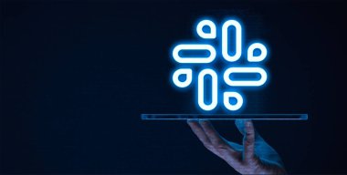 Slack takım iletişimi ve verimliliği için tasarlanmış bulut tabanlı bir işbirliği platformudur.