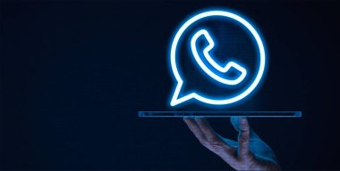 WhatsApp, kullanıcıların internet üzerinden mesajlar, sesli aramalar, video görüşmeleri ve multimedya paylaşımı yoluyla iletişim kurmalarını sağlayan yaygın olarak kullanılan bir mesajlaşma uygulamasıdır.