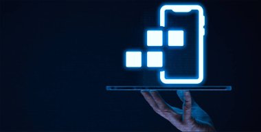 Mobil yanıt, özellikle akıllı telefonlar ve tabletler olmak üzere çeşitli cihazlar arasında optimal bir izleme deneyimi sağlayan web siteleri oluşturma tasarım ve geliştirme uygulaması anlamına gelmektedir.