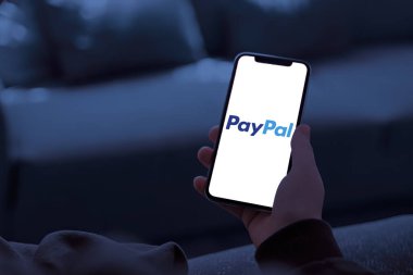 PayPal, kullanım kolaylığı, dolandırıcılık koruması ve küresel erişimiyle tanınmakta olup, kullanıcılara birden fazla para birimiyle ödeme gönderme ve alma olanağı sağlamaktadır.