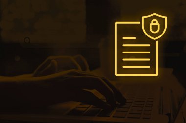 Üst düzey güvenlik uyumu, dijital altyapınızın sürekli olarak güvenlik gereksinimleri, standartlar ve sektörünüzün belirlediği düzenlemeleri karşılaması ve aşması anlamına gelmektedir.