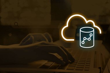 Amazon Redshift petabayt ölçekli bir veri depolama çözümü sunarak şirketlerin karmaşık sorgulamalar yapmasını ve büyük veri tabanlarından hızlı ve verimli bir şekilde bilgi edinmelerini sağlıyor.
