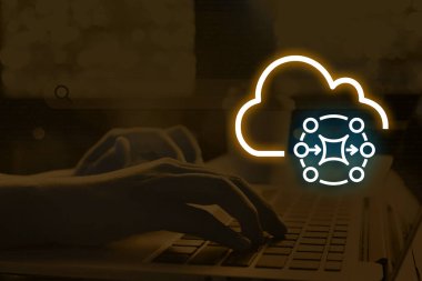  AWS MQ, Apache ActiveMQ ve RabbitMQ için tam teşekküllü bir ileti komisyoncusu hizmeti sunar, dağıtılmış uygulamalar arasında minimum işlem gideri ile sorunsuz iletişim sağlanır
