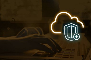 AWS Shield, Dağıtılmış Servis İnkar (DDoS) saldırılarına karşı uygulamaları ve web sitelerini korur, kritik iş yükleri için yüksek kullanılabilirlik ve kesintisiz performans sağlar