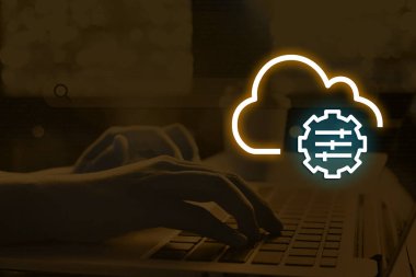 AWS Sistem Yöneticisi organizasyonlara bilişim işlemlerini optimize etme, hataları azaltma ve bulut ve hibrit ortamlar arasında uyumluluğu sağlama yetkisi verir