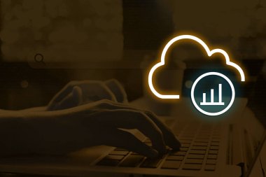 AWS X-Ray, geliştiricilerin mikrosermik mimari kullanılanlar gibi çözümlemelerine ve hata ayıklamalarına yardımcı olan dağıtılmış bir izleme servisidir.