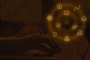 Güvenlik Bilgi ve Olay Yönetimi (SIEM) çözümleri, organizasyonların bilişim ortamındaki günlük verilerini birleştirip analiz ederek güvenlik tehditlerini izlemelerine, tespit etmelerine, analiz etmelerine ve yanıt vermelerine yardımcı olan güçlü araçlardır.
