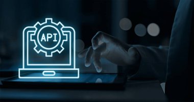 Varolan Platformlarla API Entegrasyonu, API (Uygulama Programlama Arayüzleri) kullanarak çeşitli yazılım sistemlerini, uygulamaları veya platformları bağlama sürecini ifade eder.) 