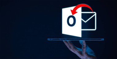 Outlook, Office 365 (şimdi Microsoft 365) ve Outlook.com 'un hepsi e-posta hizmeti sunmaktadır.
