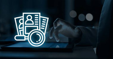 İşverenler aynı yerde çok çeşitli potansiyel adaylarla tanışabilir, işe alım sürecini düzene sokabilir ve başvuru sahiplerinin gerçek zamanlı becerilerini ve niteliklerini değerlendirebilirler.