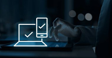 MFA uygulamalarının farklı platformlar ve uygulamalar arasında uygulanması için en iyi uygulamalar kullanıcı hesaplarını korumak ve genel siber güvenliği geliştirmek için