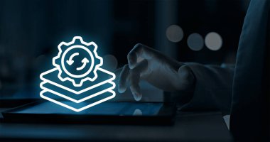 Dinamik model güncellemesi olan modeller için yüksek performanslı bir uygulama motoru kullanır